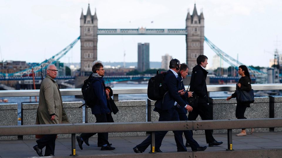 Passanten vor der London Bridge