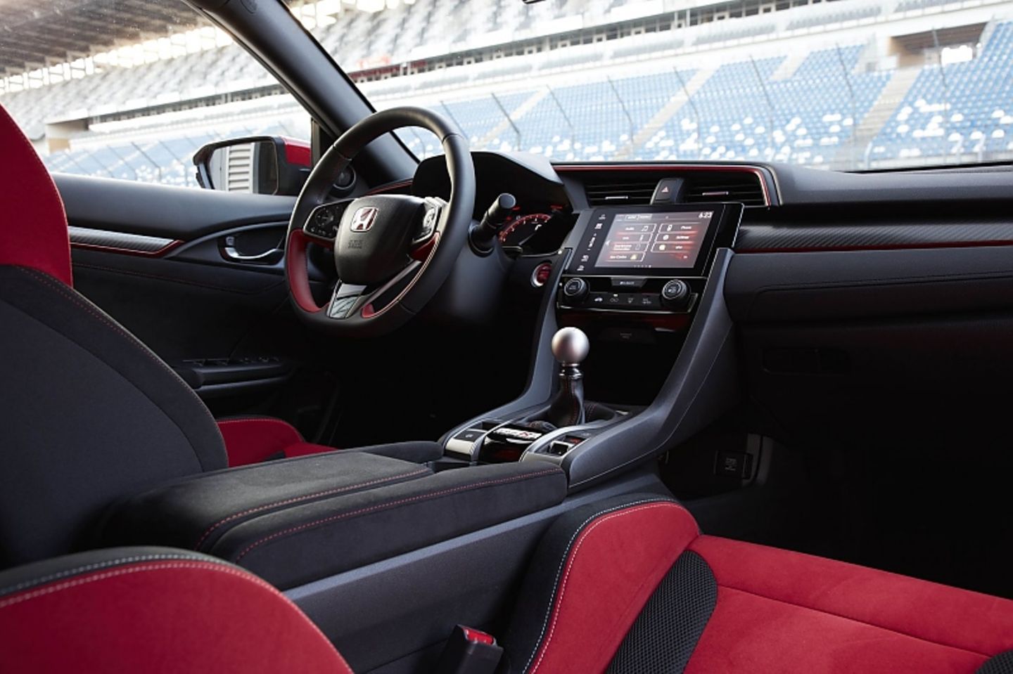Das Cockpit ist auf sportlich getrimmt