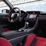 Das Cockpit ist auf sportlich getrimmt