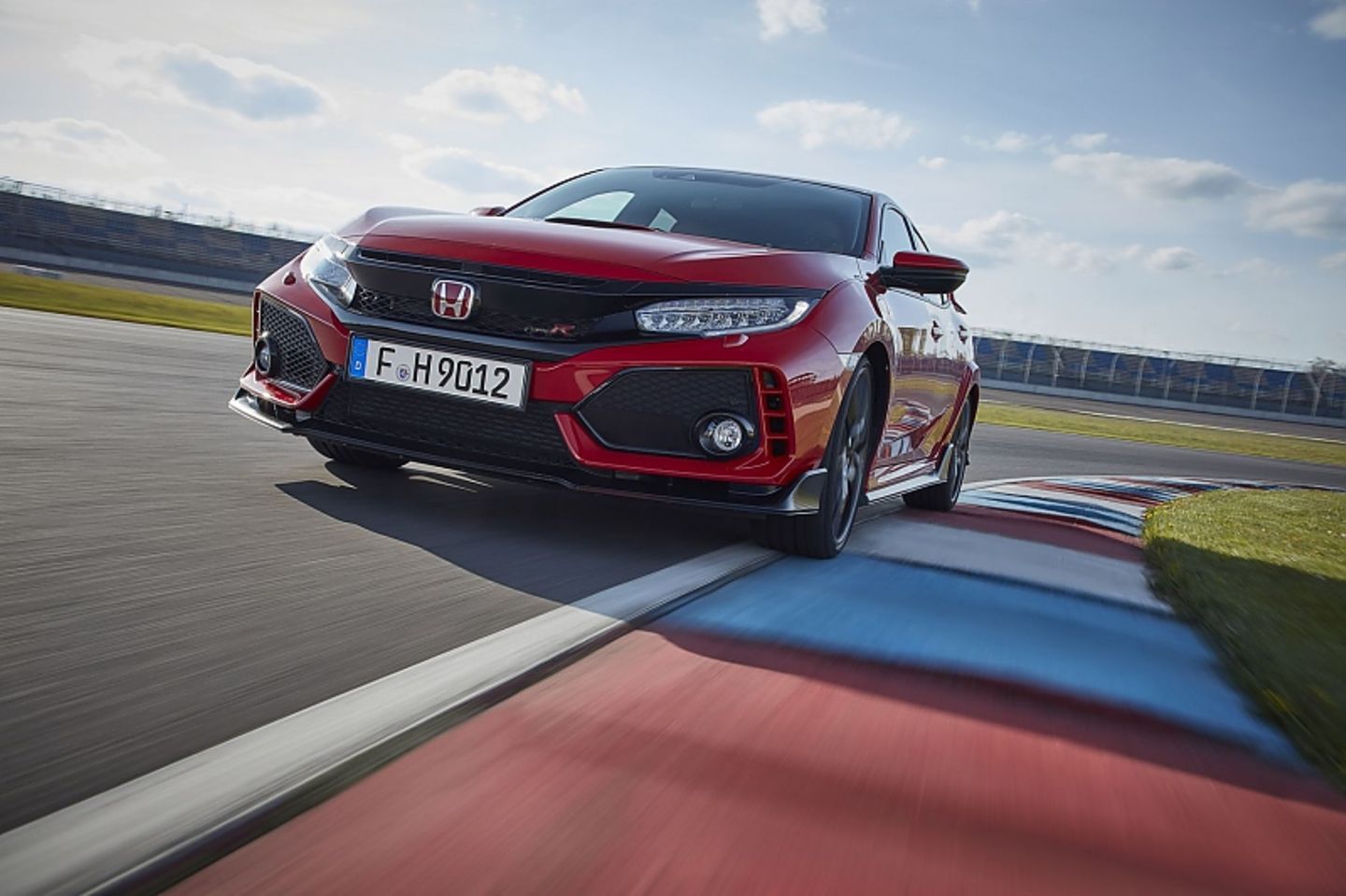 Nach 5,7 Sekunden erreicht der Type R die 100 km/h-Marke