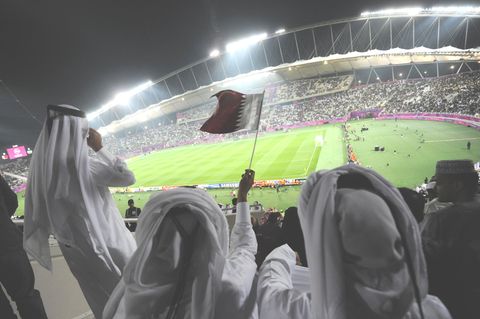Fans der Fußball-Nationalmannschaft von Katar im Khalifa-Stadion in Doha (Archivbild)