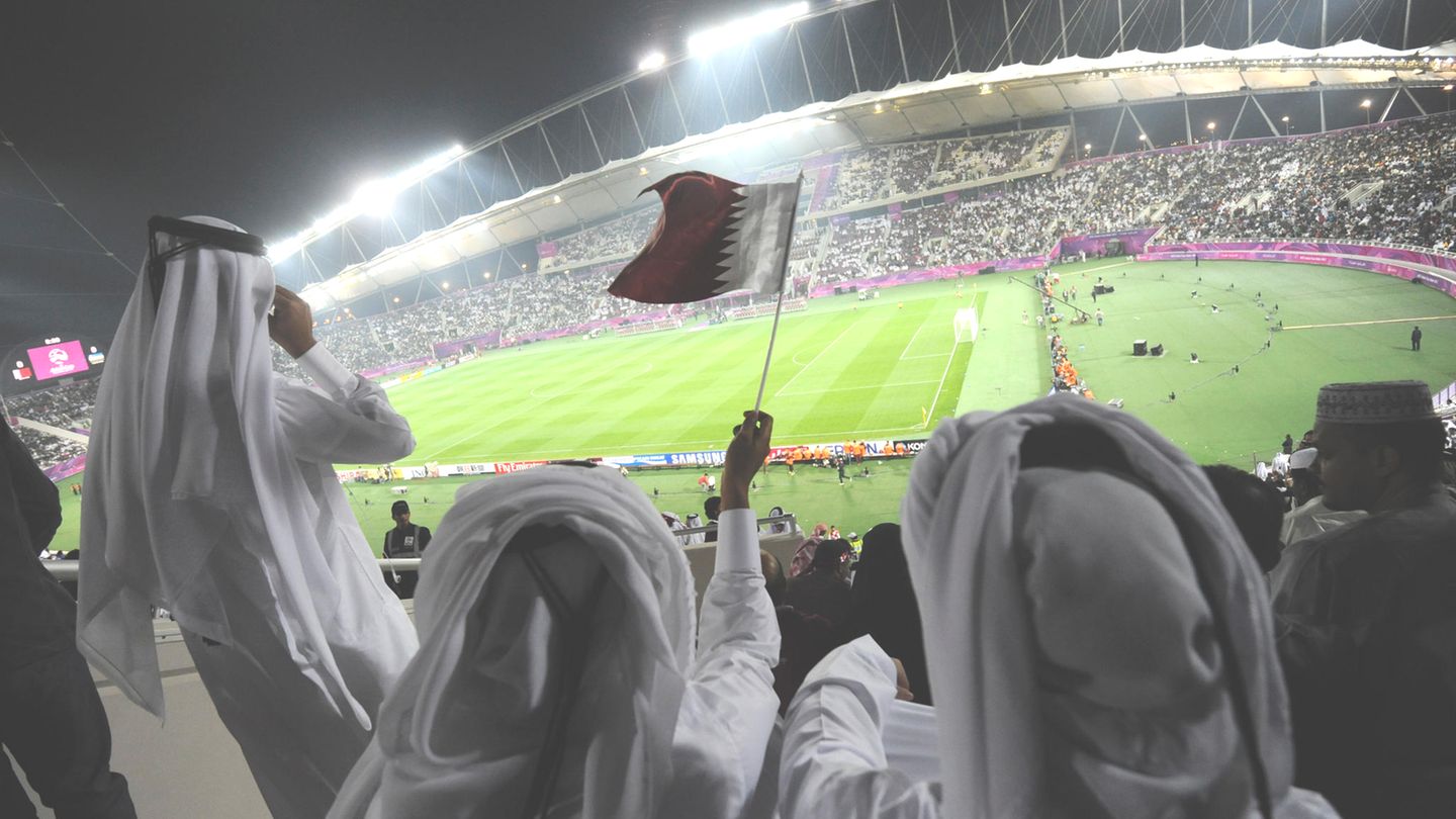 Fans der Fußball-Nationalmannschaft von Katar im Khalifa-Stadion in Doha (Archivbild)
