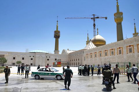 Sicherheitskräfte kontrollieren in Teheran die Umgebung des Mausoleums des verstorbenen Revolutionsführers Ajatollah Khomeini nach der Attacke. Die Terrormiliz Islamischer Staat reklamierte die Angriffe in der iranischen Hauptstadt für sich.
