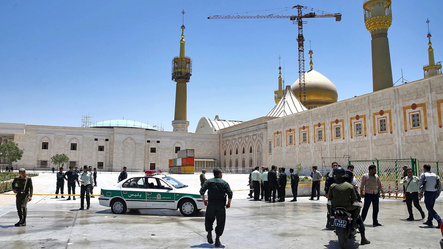 Sicherheitskräfte kontrollieren in Teheran die Umgebung des Mausoleums des verstorbenen Revolutionsführers Ajatollah Khomeini nach der Attacke. Die Terrormiliz Islamischer Staat reklamierte die Angriffe in der iranischen Hauptstadt für sich.