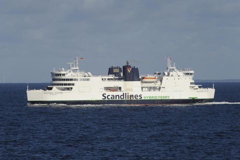 Nach der Bombendrohung liegt die Fähre "Schleswig-Holstein" auf der Ostsee vor Fehmarn (Archivbild)