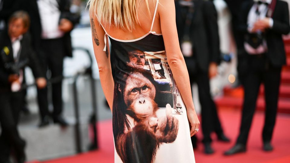 Reportage: Veronika Heilbrunner in einem Kleid mit Clint Eastwood Porträt aus dem Film "Der Mann aus San Fernando" Veronika Heilbrunner in einem Kleid mit Clint Eastwood Porträt aus dem Film "Der Mann aus San Fernando"