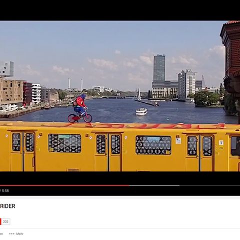 Eine Szene aus dem Video zeigt den Unbekannten auf der Berliner U-Bahn