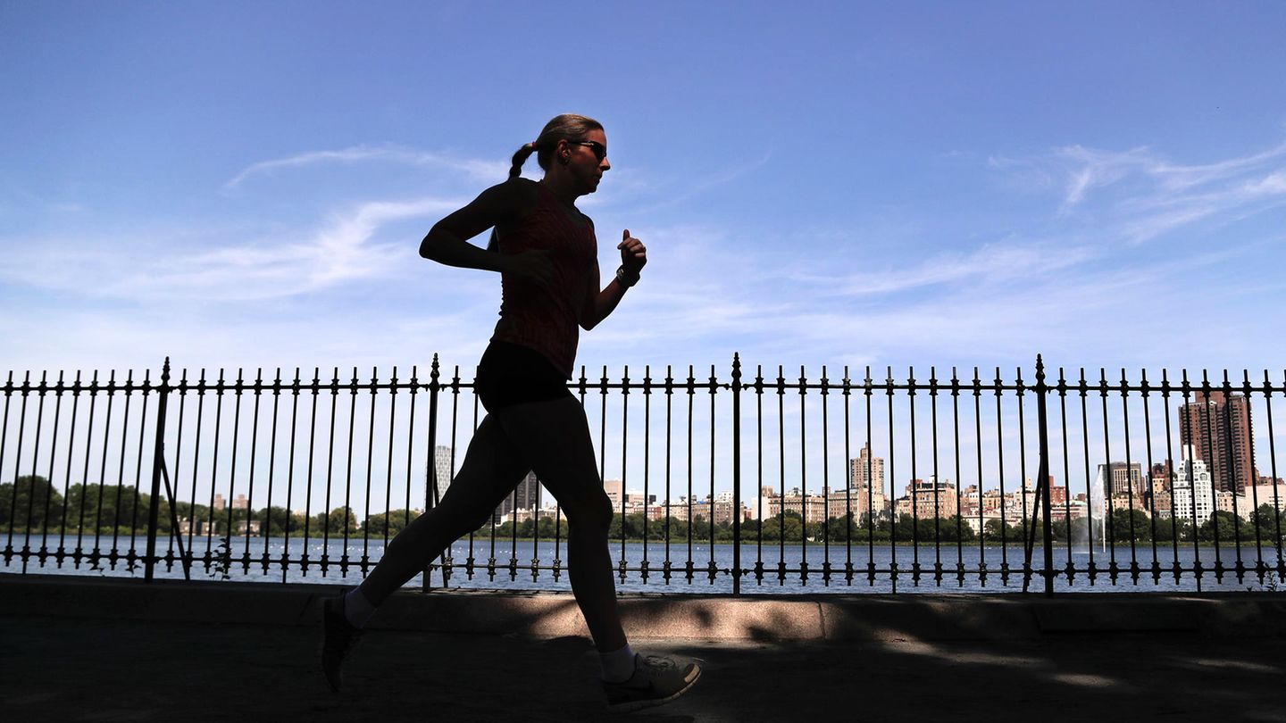 Frühling in Metropolis – Hochsaison für alle Läufer. Der Central Park hat wunderbare Laufstrecken und in der Stadt der Trends ist nun auch entspannte Aktivität angesagt.