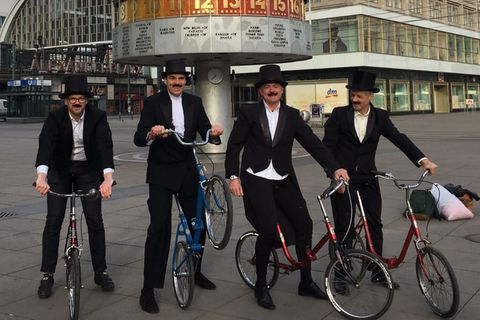 Mit faltbaren Laufrädern zu Ehren des Fahrraderfinders Karl von Drais auf großer Tour: Henning Raske, Joachim Fuhs, Andreas Opitz und Stefan Rueff aus Berlin (v.l.)