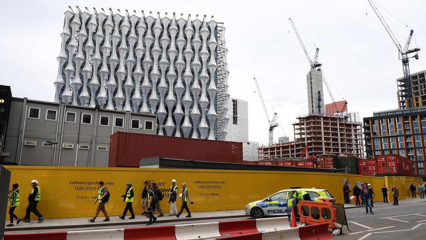 Polizei vor dem Neubau der US-Botschaft in London