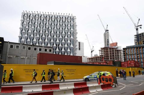 Polizei vor dem Neubau der US-Botschaft in London