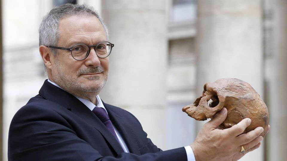 Der französische Wissenschaftler Jean-Jacques Hublin und der Sensationsfund: Der Schädel des Homo sapiens. Der französische Wissenschaftler Jean-Jacques Hublin und der Sensationsfund: Der Schädel des Homo sapiens.