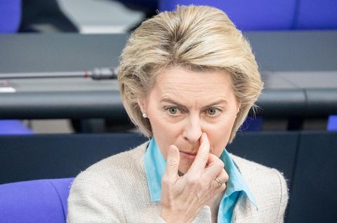 Bundesverteidigungsministerin Ursula von der Leyen sitzt im Bundestag und kratzt sich mit der rechten Hand am linken Nasenflügel
