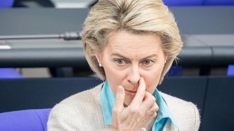 Bundesverteidigungsministerin Ursula von der Leyen sitzt im Bundestag und kratzt sich mit der rechten Hand am linken Nasenflügel