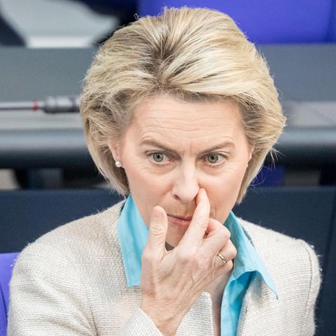 Bundesverteidigungsministerin Ursula von der Leyen sitzt im Bundestag und kratzt sich mit der rechten Hand am linken Nasenflügel