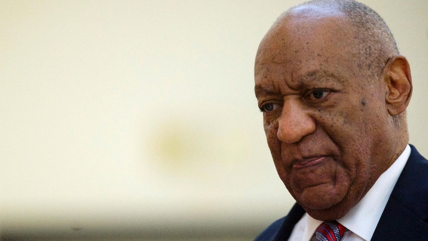 Schauspieler Bill Cosby geht im Anzug und mit verkniffenem Mund durch das Gerichtsgebäude in Norristown, USA.