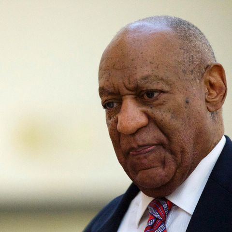 Schauspieler Bill Cosby geht im Anzug und mit verkniffenem Mund durch das Gerichtsgebäude in Norristown, USA.