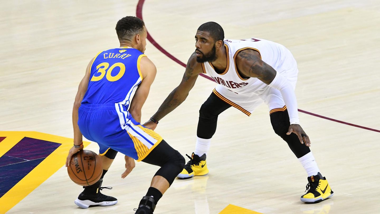 Clevelands Kyrie Irving verteidigt im dritten Spiel der NBA-Finals gegen Golden State Warriors-Superstar Stephen Curry