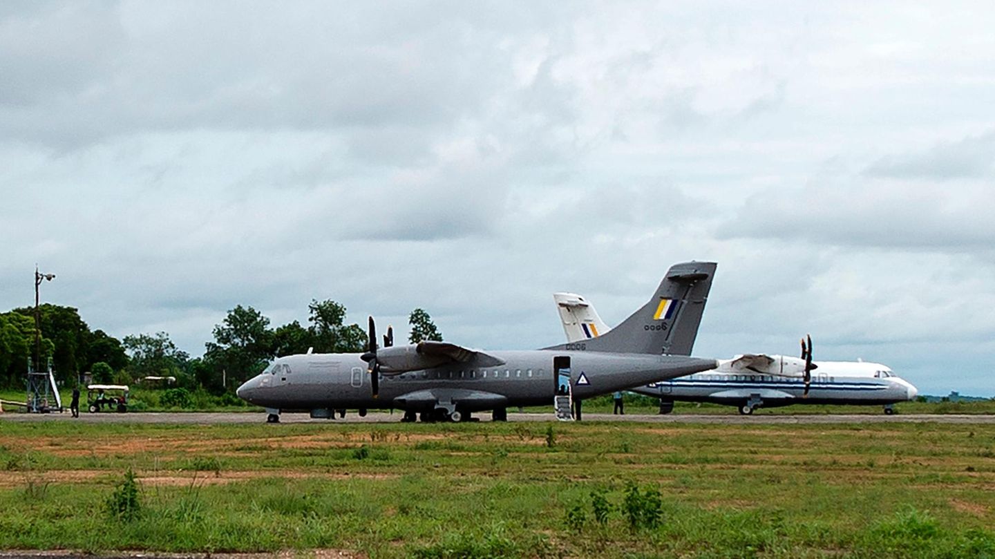 Die Armee Myanmars suchte mit drei Militärflugzeugen (l.) nach der vermissten Maschine