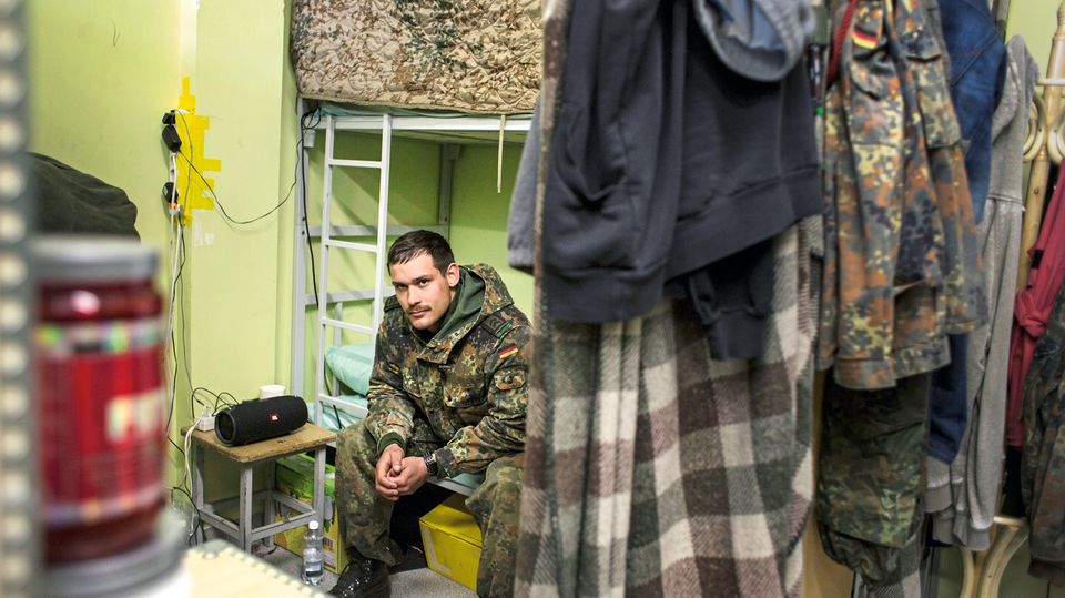 Bundeswehr-Nato-Einsatz: Soldat Thomas Sellbeck, 25, auf seinem Bett während der Stationierung in Litauen Soldat Thomas Sellbeck, 25, auf seinem Bett während der Stationierung in Litauen