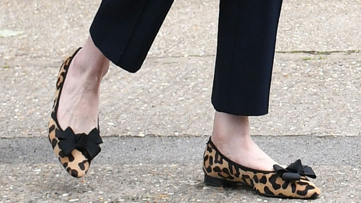 Theresa May mit Schuhen im Leopardenmuster-Look