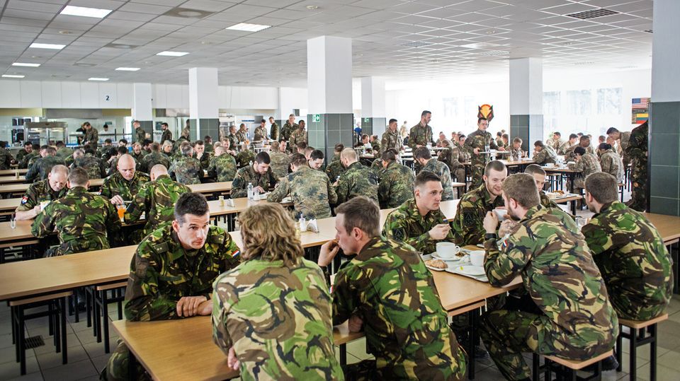 Bundeswehr-Nato-Einsatz: Zu den Mahlzeiten in der Kantine kommen alle Nationen zusammen: Niederländer, Norweger, Belgier und die Deutschen Zu den Mahlzeiten in der Kantine kommen alle Nationen zusammen: Niederländer, Norweger, Belgier und die Deutschen