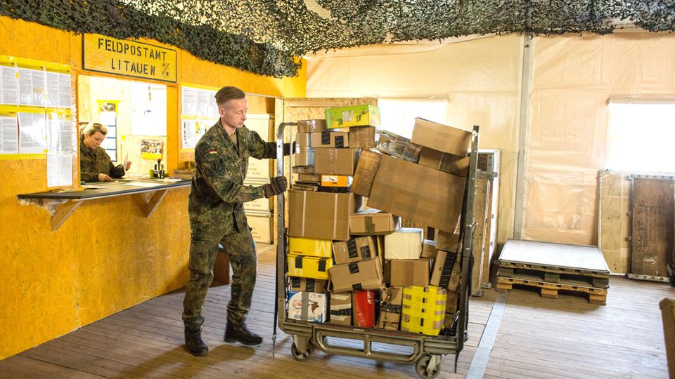 Bundeswehr-Nato-Einsatz: Ein Soldat holt die Feldpost ab. Manche bekommen Schokolade von Mama geschickt, andere bestellen sich neue Laufschuhe im Internet Ein Soldat holt die Feldpost ab. Manche bekommen Schokolade von Mama geschickt, andere bestellen sich neue Laufschuhe im Internet