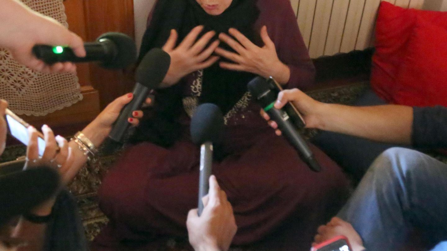 Journalisten interviewen Valeria Collina, die Mutter des London-Attentäters Youssef Zaghba