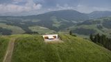 "Neu ist dieses Jahr, dass die Hotelgäste einen Fernseher im Zimmer haben", sagen die Künstler. Damit meinen sie keinen Flachbildschirm, sondern das Alpenpanorama. Denn 2009 hatten das Duo ihr Null-Stern-Hotel vorübergehend in einem fensterlosen Zivilschutzbunker eingerichtet. 