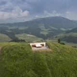 "Neu ist dieses Jahr, dass die Hotelgäste einen Fernseher im Zimmer haben", sagen die Künstler. Damit meinen sie keinen Flachbildschirm, sondern das Alpenpanorama. Denn 2009 hatten das Duo ihr Null-Stern-Hotel vorübergehend in einem fensterlosen Zivilschutzbunker eingerichtet. 