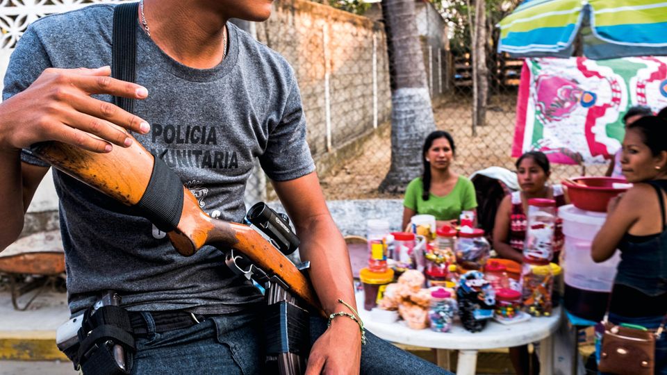 Mexiko: Die "policía comunitaria" bewacht Feste und Fußballturniere im Ort – ihre Präsenz wird von allen Einwohnern akzeptiert Die "policía comunitaria" bewacht Feste und Fußballturniere im Ort – ihre Präsenz wird von allen Einwohnern akzeptiert