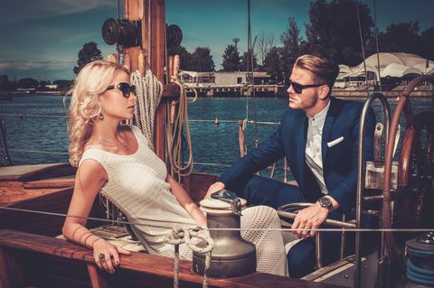 Reiches Paar auf Yacht
