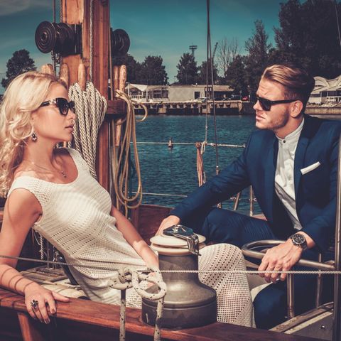 Reiches Paar auf Yacht
