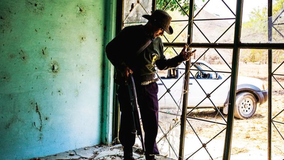 Mexiko: Entführte wurden in diesem Haus gefoltert, heute steht es leer. Nach vielen Toten wird weiter gesucht. Einschusslöcher in der Wand zeugen von einer Schlacht zweier Banden Entführte wurden in diesem Haus gefoltert, heute steht es leer. Nach vielen Toten wird weiter gesucht. Einschusslöcher in der Wand zeugen von einer Schlacht zweier Banden
