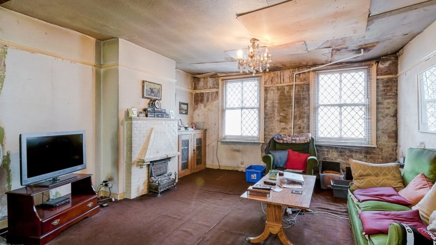Das Wohnzimmer wurde vor Kurzem noch bewohnt.