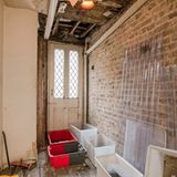 Ein Teil der Deckenkaschierung hat sich verabschiedet und gibt den Blick auf das Gebälk frei,