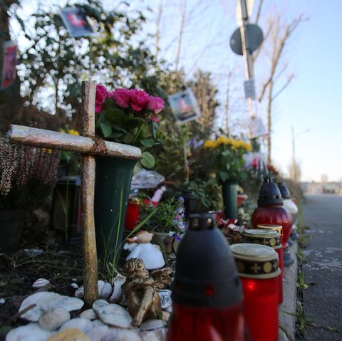 Ein Kreuz erinnert im Februar 2016 am Auerweg in Köln an einen durch Raser verursachten tödlichen Unfall einer Radlerin