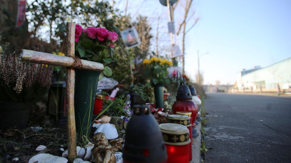 Ein Kreuz erinnert im Februar 2016 am Auerweg in Köln an einen durch Raser verursachten tödlichen Unfall einer Radlerin