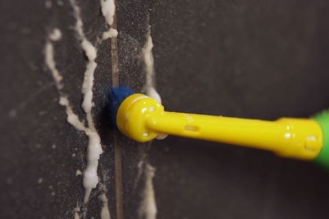 Life Hack: So leicht entfernen Sie Ekel-Schmutz aus Fliesenfugen