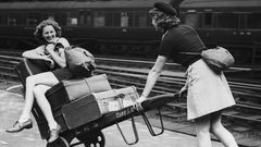 Diese Damen haben Spaß mit der Gepäckkarre: Die Aufnahme entstand 1939 am Bahnhof Euston in London.