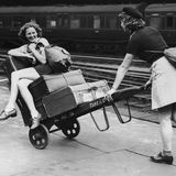 Diese Damen haben Spaß mit der Gepäckkarre: Die Aufnahme entstand 1939 am Bahnhof Euston in London.