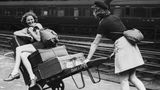 Diese Damen haben Spaß mit der Gepäckkarre: Die Aufnahme entstand 1939 am Bahnhof Euston in London.