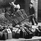 Träger an einem Londoner Bahnhof: Bei so viel Gepäck fällt der Junge auf dem Kofferstapel kaum ins Gewicht.