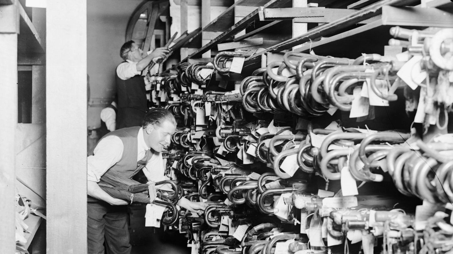 Abteilung Schirme: Ein Blick in das Fundbüro der Waterloo Station im Jahre 1929.