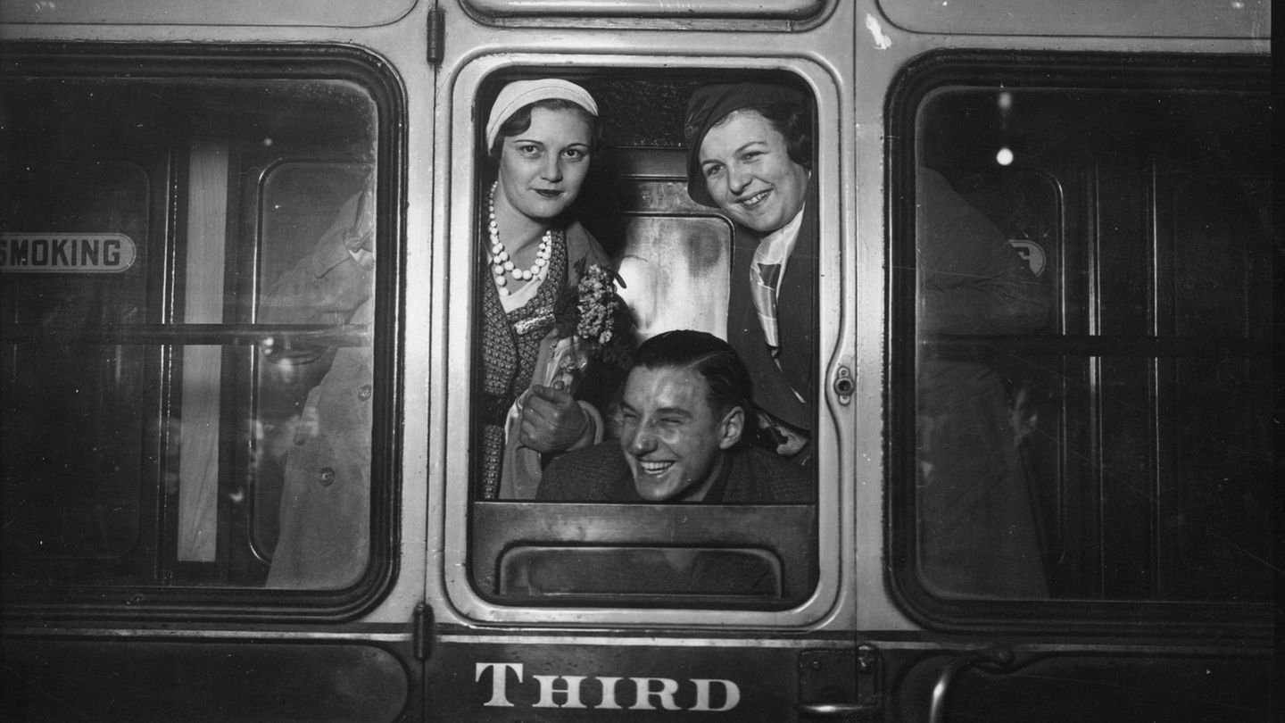 Auf dem Wege nach Westindien: Für die drei Tennisspieler Eileen Bennett, Fred Perry und Betty beginnt die Reise 1932 in Londons Paddington Station.