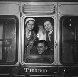 Auf dem Wege nach Westindien: Für die drei Tennisspieler Eileen Bennett, Fred Perry und Betty beginnt die Reise 1932 in Londons Paddington Station.