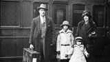 Abfahrbereit: Der Sportler Albert Hill und seine Familie am Bahnhof Waterloo im Jahre 1925.