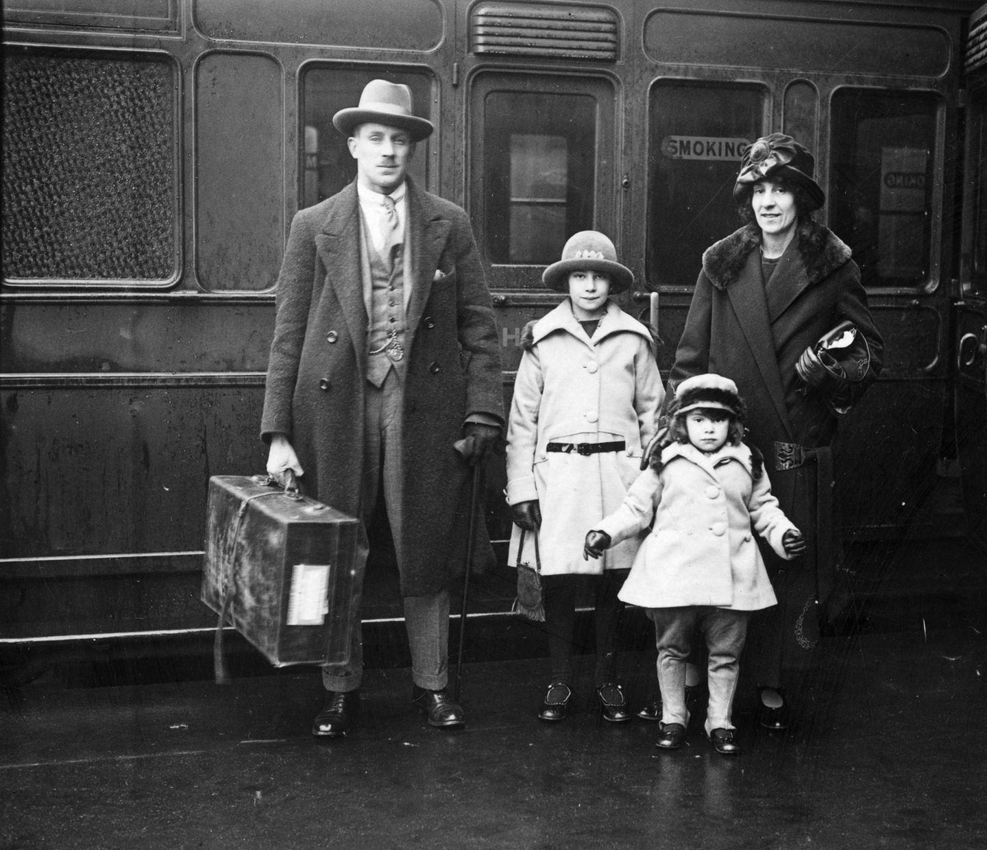 Abfahrbereit: Der Sportler Albert Hill und seine Familie am Bahnhof Waterloo im Jahre 1925.