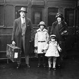 Abfahrbereit: Der Sportler Albert Hill und seine Familie am Bahnhof Waterloo im Jahre 1925.