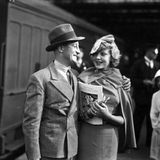 Bahnhof Waterloo im Jahre 1933: Der englische Schauspieler und Produzent Stanley Lupino (1896 - 1942) verabschiedet seine Tochter Lupino.